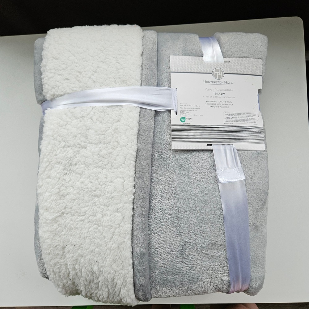 NEW Huntington Home Velvet Plush Sherpa Throw Blanket Grey 50x72 Fluffy Cozy - Picture 3 of 4